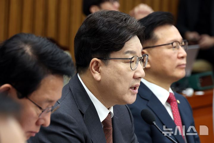[서울=뉴시스] 조성봉 기자= 권성동 국민의힘 원내대표가 7일 오전 서울 여의도 국회에서 열린 원내대책회의에서 발언을 하고 있다. 2025.03.07. suncho21@newsis.com