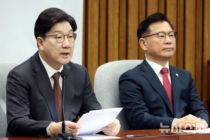 [서울=뉴시스] 조성봉 기자= 권성동 국민의힘 원내대표가 7일 오전 서울 여의도 국회에서 열린 원내대책회의에서 발언을 하고 있다. 오른쪽은 이양수 사무총장. 2025.03.07. suncho21@newsis.com