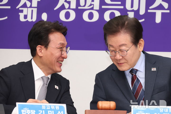 [서울=뉴시스] 고승민 기자 = 더불어민주당 이재명 대표와 김민석 수석최고위원이 7일 서울 여의도 국회에서 열린 최고위원회의에서 대화하고 있다. 2025.03.07. kkssmm99@newsis.com