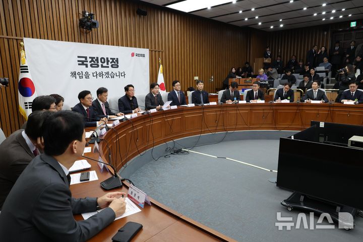 [서울=뉴시스] 조성봉 기자= 권성동 국민의힘 원내대표가 7일 오전 서울 여의도 국회에서 열린 '가상자산시장의 건전한 발전을 위한 정책과제' 민당정간담회에서 발언을 하고 있다. 2025.03.07. suncho21@newsis.com