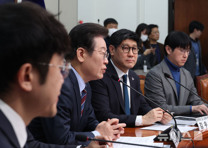 [서울=뉴시스] 고승민 기자 = 이재명 더불어민주당 대표가 7일 서울 여의도 국회에서 열린 AI강국위원회 주관 'AI시대, 대한민국 새로운 길을 찾다' 토론회에서 발언하고 있다. 2025.03.07. kkssmm99@newsis.com