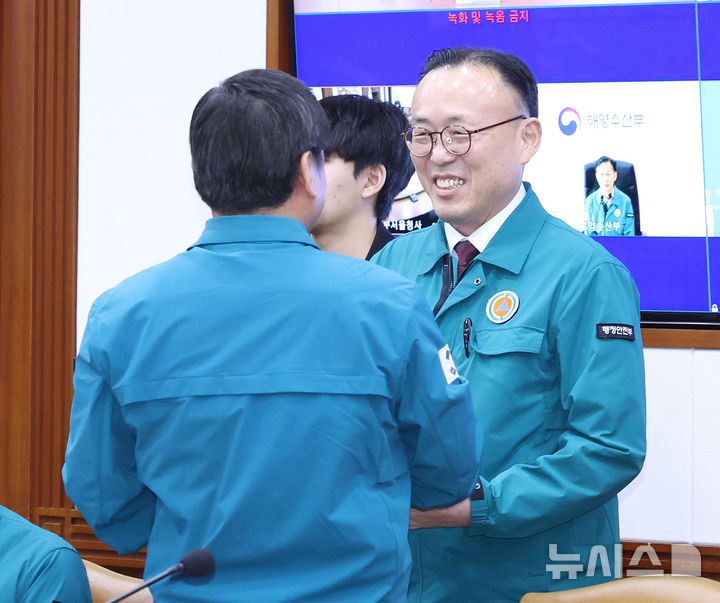 [서울=뉴시스] 조수정 기자 = 이한경 행정안전부 재난안전관리본부장과 오호룡 국가정보원 1차장이 7일 정부서울청사에서 열린 최상목 대통령 권한대행 부총리 겸 기획재정부 장관 주재 제20차 국가테러대책위원회에 참석해 인사나누고 있다. 2025.03.07. chocrystal@newsis.com