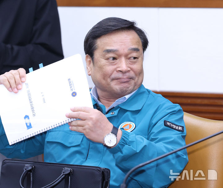 [서울=뉴시스] 조수정 기자 = 오호룡 국가정보원 1차장이 7일 정부서울청사에서 열린 최상목 대통령 권한대행 부총리 겸 기획재정부 장관 주재 제20차 국가테러대책위원회에 참석하고 있다. 2025.03.07. chocrystal@newsis.com