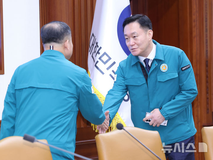 [서울=뉴시스] 조수정 기자 = 신상균(왼쪽) 국무조정실 대테러센터장과 이진하 대통령경호처 경비안전본부장이 7일 정부서울청사에서 열린 최상목 대통령 권한대행 부총리 겸 기획재정부 장관 주재 제20차 국가테러대책위원회에 참석해 인사나누고 있다. 2025.03.07. chocrystal@newsis.com