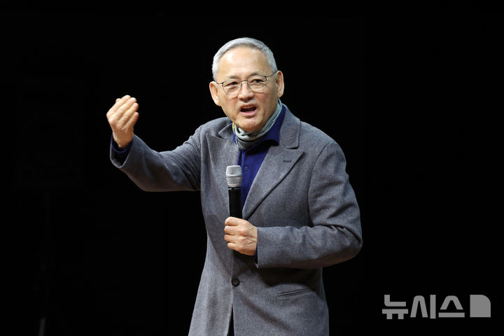 [서울=뉴시스] 박진희 기자 = 유인촌 문화첵육관광부 장관이 7일 서울 중구 국립극장 하늘극장에서 열린 국립예술단체 청년 교육단원 통합발대식에 참석하여 축사를 하고 있다. ‘국립예술단체 청년 교육단원 육성’ 사업은 예술 전공자들이 졸업 후 실무 경력을 쌓을 수 있도록 국립단체 무대 참여 기회를 제공하고, 다양한 전문 실무 교육을 통해 차세대 케이-컬처 주자를 발굴하는 사업이다. 2025.03.07. pak7130@newsis.com