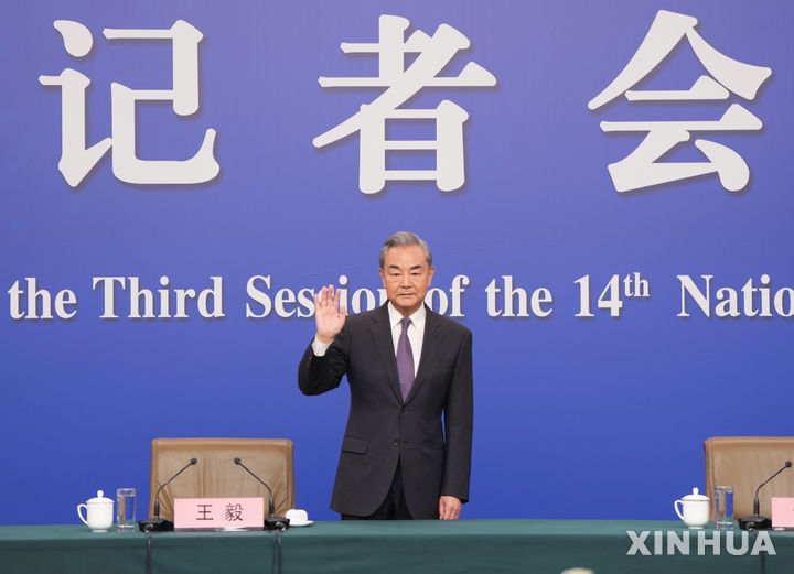 [베이징=신화/뉴시스] 왕이 중국 공산당 중앙정치국 위원 겸 외교부장이 7일 베이징에서 열린 외교분야 기자회견에 참석해 손을 들어 보이고 있다. 2025.03.07