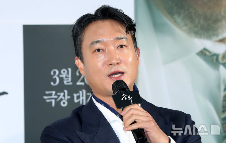 [서울=뉴시스] 김혜진 기자 = 배우 조우진이 7일 오전 서울 용산구 CGV용산아이파크몰에서 열린 영화 '승부'(감독 김형주) 제작보고회에서 인사말을 하고 있다. 2025.03.07. jini@newsis.com