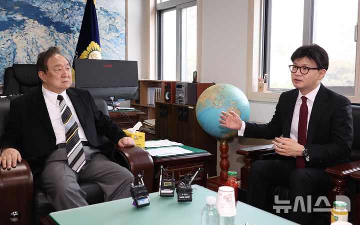 [서울=뉴시스] 조성봉 기자=한동훈 전 국민의힘 대표가 7일 오전 서울 여의도 대한민국 헌정회를 찾아 정대철 헌정회 회장과 면담을 나누고 있다. 2025.03.07. suncho21@newsis.com