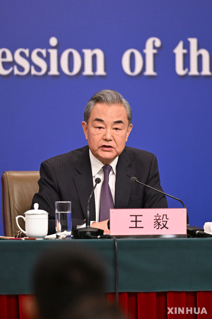 [베이징=신화/뉴시스] 왕이 중국 공산당 중앙정치국 위원 겸 외교부장이 7일 베이징에서 열린 외교분야 기자회견에 참석해 답변하고 있다. 2025.03.07