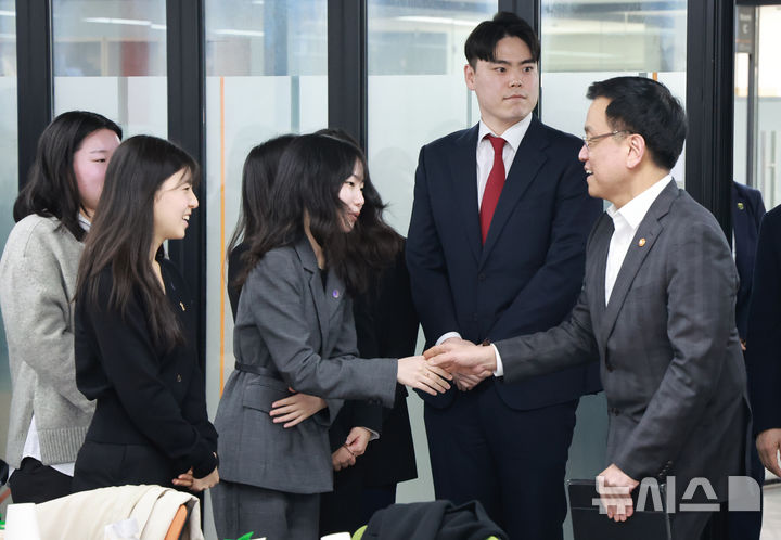 [서울=뉴시스] 조수정 기자 = 최상목 대통령 권한대행 부총리 겸 기획재정부 장관이 7일 서울 종로구 재단법인 청년재단 중앙청년지원센터에서 열린 '청년 오찬간담회'에 입장하며 청년들과 인사나누고 있다. (대통령실통신사진기자단) 2025.03.07. chocrystal@newsis.com