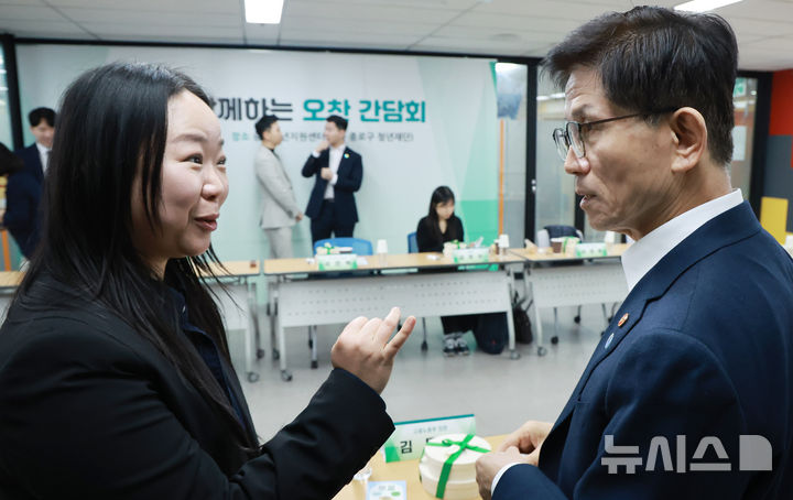 [서울=뉴시스] 조수정 기자 = 김문수 고용노동부 장관이 7일 서울 종로구 재단법인 청년재단 중앙청년지원센터에서 열린 최상목 대통령 권한대행 부총리 겸 기획재정부 장관 주재 '청년 오찬간담회'에서 참석자와 대화하고 있다. (대통령실통신사진기자단) 2025.03.07. chocrystal@newsis.com