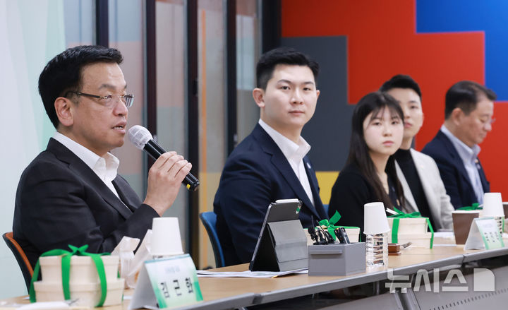 [서울=뉴시스] 조수정 기자 = 최상목 대통령 권한대행 부총리 겸 기획재정부 장관이 7일 서울 종로구 재단법인 청년재단 중앙청년지원센터에서 열린 '청년 오찬간담회'에서 발언하고 있다. (대통령실통신사진기자단) 2025.03.07. chocrystal@newsis.com