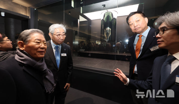 [인천=뉴시스] 전진환 기자 = 허동수(왼쪽) 연세대 이장, 윤동섭(왼쪽 두번쨰) 연세대 총장이 7일 오전 인천 연수구 연세대학교 국제캠퍼스 양자융합연구센터에서 열린 연세퀀텀컴플렉스 봉헌식(개소식)을 마치고 에서 양자컴퓨터 'IBM 퀀텀시스템 원'에 대한 설명을 듣고 있다. 2025.03.07. amin2@newsis.com