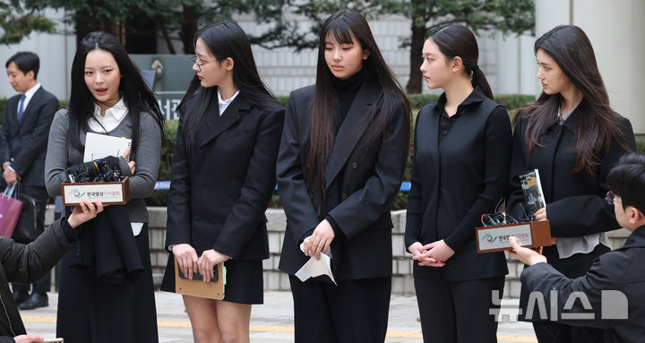 [서울=뉴시스] 추상철 기자 = 그룹 뉴진스가 지난 3월7일 오후 서울 서초구 서울중앙지방법원에서 열린 '어도어, 뉴진스 상대 기획사 지위보전 및 광고계약 체결 등 금지 가처분' 심문기일을 마친 후 취재진의 질문에 답변하고 있다. 2025.03.07. scchoo@newsis.com