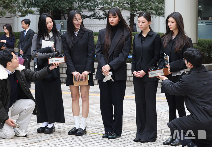 [서울=뉴시스] 추상철 기자 = 그룹 뉴진스(NJZ 하니, 민지, 혜인, 해린, 다니엘)가 7일 오후 서울 서초구 서울중앙지방법원에서 열린 '어도어, 뉴진스 상대 기획사 지위보전 및 광고계약 체결 등 금지 가처분' 심문기일을 마친 후 취재진의 질문에 답변하고 있다. 2025.03.07. scchoo@newsis.com