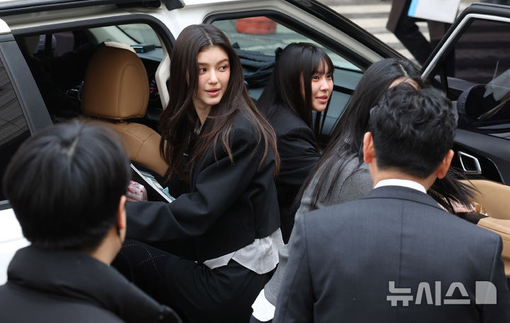 [서울=뉴시스] 추상철 기자 = 그룹 뉴진스(NJZ 하니, 민지, 혜인, 해린, 다니엘)가 7일 오후 서울 서초구 서울중앙지방법원에서 열린 '어도어, 뉴진스 상대 기획사 지위보전 및 광고계약 체결 등 금지 가처분' 심문기일을 마친 후 차량에 탑승하고 있다. 2025.03.07. scchoo@newsis.com