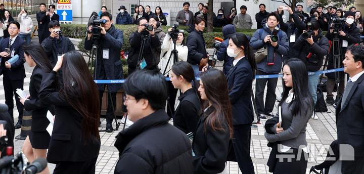 [서울=뉴시스] 추상철 기자 = 그룹 뉴진스(NJZ 하니, 민지, 혜인, 해린, 다니엘)가 7일 오후 서울 서초구 서울중앙지방법원에서 열린 '어도어, 뉴진스 상대 기획사 지위보전 및 광고계약 체결 등 금지 가처분' 심문기일을 마친 후 이동하고 있다. 2025.03.07. scchoo@newsis.com
