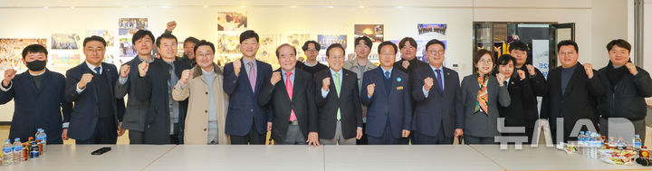 [전주=뉴시스] 김얼 기자 = 2025 전북보도사진전 개막식이 열린 7일 전북 전주시 한국전통문화의전당 기획전시실에서 오세림 전북사진기자협회 협회장을 비롯한 내빈과 전북사진기자협회 회원들이 기념촬영을 하고 있다. 2025.03.07. pmkeul@newsis.com