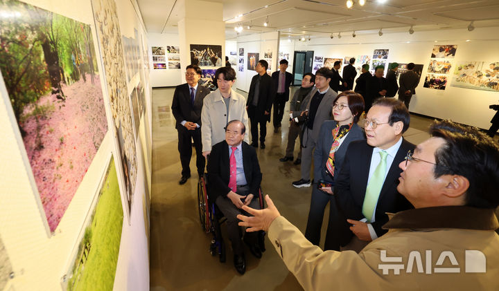 [전주=뉴시스] 김얼 기자 = 2025 전북보도사진전 개막식이 열린 7일 전북 전주시 한국전통문화의전당 기획전시실에서 오세림(오른쪽) 전북사진기자협회 협회장이 내빈들에게 전시장 라운딩을 하며 각 사진에 대해 설명하고 있다. 2025.03.07. pmkeul@newsis.com