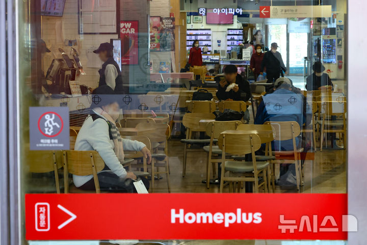 [서울=뉴시스] 황준선 기자 = 7일 서울 시내 한 홈플러스 내 푸드코트의 모습.2025.03.07. hwang@newsis.com