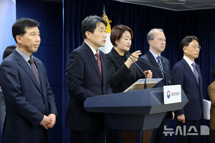 [서울=뉴시스] 배훈식 기자 = 이주호 사회부총리 겸 교육부 장관이 지난달 7일 오후 서울 종로구 정부서울청사에서 의과대학 학생 복귀 및 교육 정상화 관련 브리핑을 하는 모습. 2025.03.07. dahora83@newsis.com