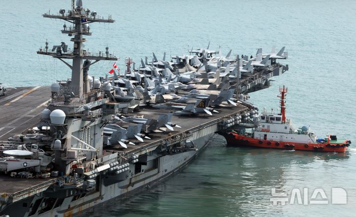 [부산=뉴시스] 하경민 기자 = 한미 연합훈련인 '자유의 방패'(Freedom Shield·10~20일) 연습 시행이 예고된 가운데 7일 부산 남구 해군작전사령부 부산작전기지에서 미국 해군의 니미츠급(10만t급) 핵추진 항공모함 '칼빈슨함'(CVN-70)이 출항하고 있다. 2025.03.07. yulnetphoto@newsis.com
