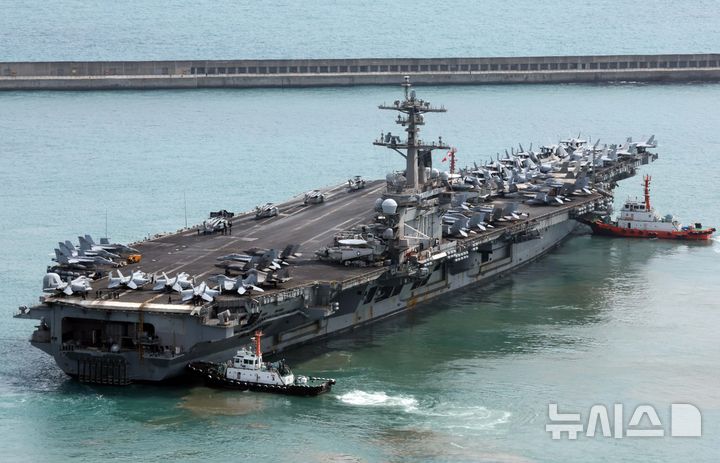 [부산=뉴시스] 하경민 기자 = 한미 연합훈련인 '자유의 방패'(Freedom Shield·10~20일) 연습 시행이 예고된 가운데 7일 부산 남구 해군작전사령부 부산작전기지에서 미국 해군의 니미츠급(10만t급) 핵추진 항공모함 '칼빈슨함'(CVN-70)이 출항하고 있다. 2025.03.07. yulnetphoto@newsis.com