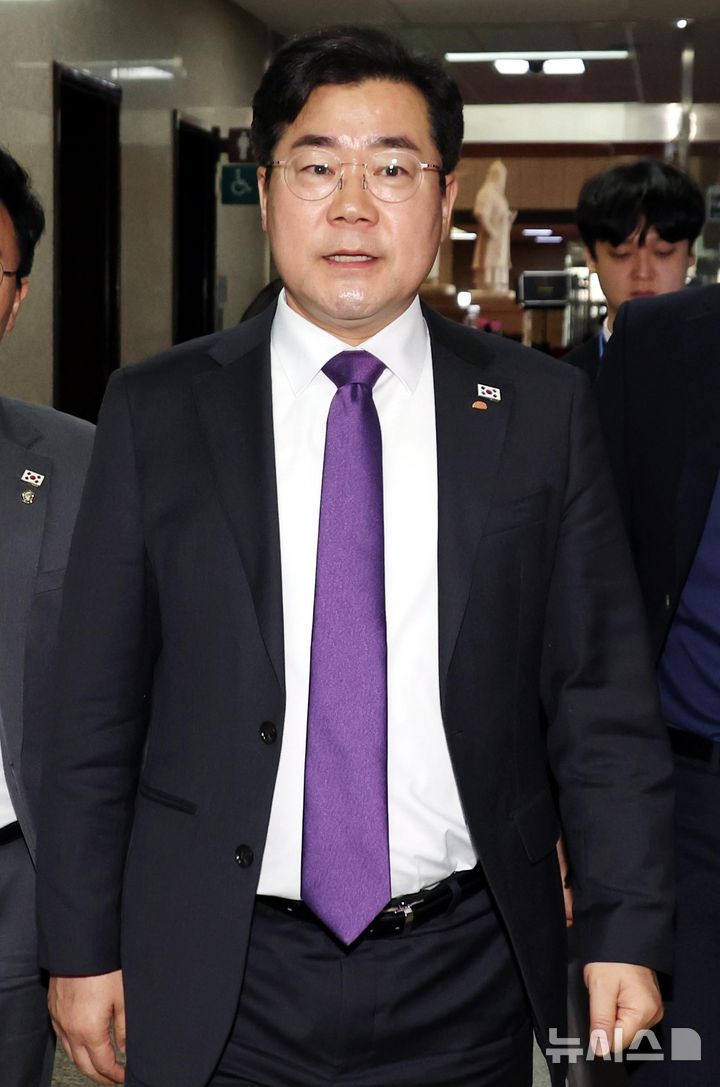 [서울=뉴시스] 조성봉 기자 = 박찬대 더불어민주당 원내대표가 7일 오후 서울 여의도 국회 원내대표실에서 열린 '윤석열 대통령 구속 취소' 인용 관련 긴급대책회의에 참석하기 위해 이동하고 있다.2025.03.07. suncho21@newsis.com