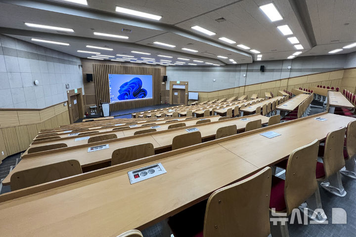 [서울=뉴시스] 정병혁 기자 = 7일 서울시내 의과대학 강의실이 비어있다. 정부가 의과대학 학생들이 복귀할 경우 2026학년도 모집인원을 증원 이전 수준인 3058명으로 동결하겠다고 밝혔다. 이달 말까지 입대, 임신·육아, 질병 등 불가피한 사유를 제외한 모든 학생이 돌아와야 한다. 다만 복귀하지 않을 경우 2026학년도 모집정원을 2000명 늘린 5058명 선발한다는 방침이다. 2025.03.07. jhope@newsis.com