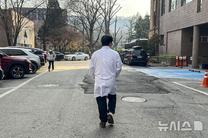 [서울=뉴시스] 정병혁 기자 = 7일 서울시내 의과대학에서 의대상이 이동하고 있다. 정부가 의과대학 학생들이 복귀할 경우 2026학년도 모집인원을 증원 이전 수준인 3058명으로 동결하겠다고 밝혔다. 이달 말까지 입대, 임신·육아, 질병 등 불가피한 사유를 제외한 모든 학생이 돌아와야 한다. 다만 복귀하지 않을 경우 2026학년도 모집정원을 2000명 늘린 5058명 선발한다는 방침이다. 2025.03.07. jhope@newsis.com