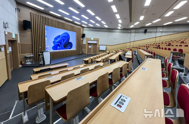 [서울=뉴시스] 정병혁 기자 =지난 7일 서울시내 의과대학 강의실이 비어있는 모습. 2025.03.07. jhope@newsis.com