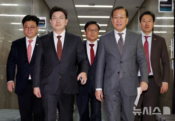 [서울=뉴시스] 조성봉 기자 = 권영세 국민의힘 비상대책위원장과 권성동(왼쪽) 원내대표가 7일 오후 서울 여의도 국회에서 '윤석열 대통령 구속 취소' 인용 관련 입장 발표를 위해 이동하고 있다.2025.03.07. suncho21@newsis.com