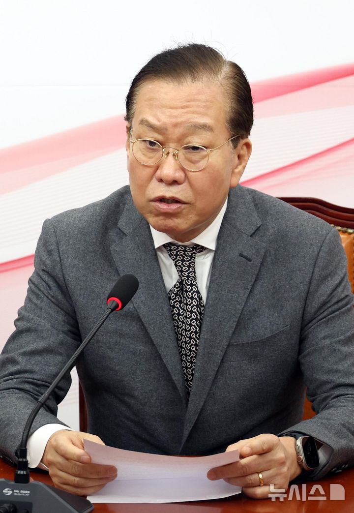 [서울=뉴시스] 조성봉 기자 = 권영세 국민의힘 비상대책위원장이 7일 오후 서울 여의도 국회에서 '윤석열 대통령 구속 취소' 인용 관련 입장 발표를 하고 있다. 2025.03.07. suncho21@newsis.com