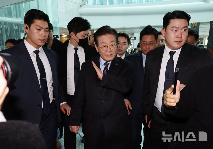 [서울=뉴시스] 고승민 기자 = 법원이 윤석열 대통령의 구속 취소를 인용한 7일 서울 여의도 국회에서 이재명 더불어민주당 대표가 취재진의 질문을 들으며 이동하고 있다. 2025.03.07. kkssmm99@newsis.com