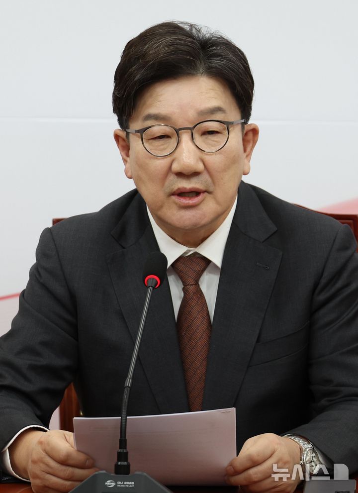 [서울=뉴시스] 조성봉 기자 = 권성동 국민의힘 원내대표가 7일 오후 서울 여의도 국회에서 '윤석열 대통령 구속 취소' 인용 관련 입장 발표를 하고 있다. 2025.03.07. suncho21@newsis.com