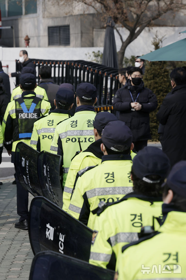 [서울=뉴시스] 최동준 기자 = 법원이 윤석열 대통령의 구속취소 청구를 인용한 7일 서울 용산구 한남동 대통령 관저 인근에 경찰이 배치되고 있다. 2025.03.07. photocdj@newsis.com