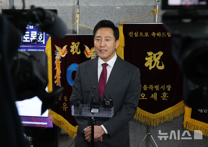 [서울=뉴시스] 고승민 기자 = 오세훈 서울시장이 7일 서울 여의도 국회 의원회관에서 열린 지방분권형 헌법 개정 국회 대토론회에 참석 후 회의장을 나와 인터뷰를 하고 있다. 2025.03.07. kkssmm99@newsis.com