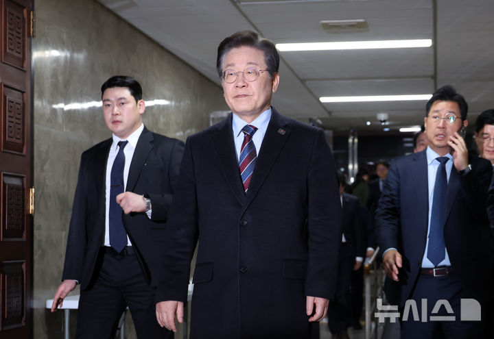 [서울=뉴시스] 고승민 기자 = 법원이 윤석열 대통령의 구속 취소를 인용한 7일 서울 여의도 국회에서 이재명 더불어민주당 대표가 의원총회장으로 향하고 있다. 2025.03.07. kkssmm99@newsis.com