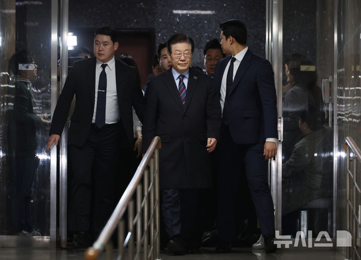 [서울=뉴시스] 고승민 기자 = 법원이 윤석열 대통령의 구속 취소를 인용한 7일 서울 여의도 국회에서 이재명 더불어민주당 대표가 의원총회장으로 향하고 있다. 2025.03.07. kkssmm99@newsis.com