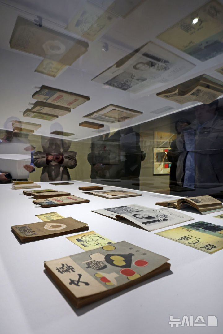 [서울=뉴시스] 박진희 기자 = 가나아트와 가나문화재단은 7일 서울 종로구 가나아트센터에서 올해 첫 기획전 '김병기와 상파울로 비엔날레' 기자간담회를 갖고 작가의 주요 자료을 선보이고 있다. 이번 전시는 작고한 태경 김병기(1916-2022)의 3주기를 기념하며, 그가 커미셔너이자 심사위원으로 활동했던 1965년 제8회 상파울로 비엔날레의 60주년을 맞아 한국 현대미술이 국제 무대에 본격적으로 진출했던 역사적 순간을 조명하는 뜻깊은 전시이다. 2025.03.07. pak7130@newsis.com