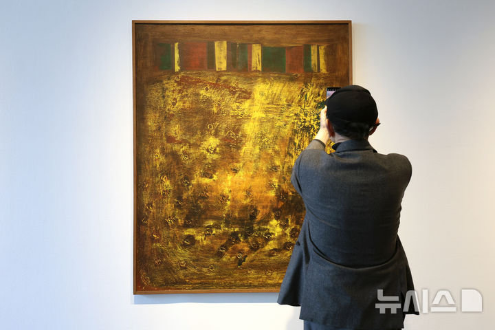 [서울=뉴시스] 박진희 기자 = 가나아트와 가나문화재단은 7일 서울 종로구 가나아트센터에서 올해 첫 기획전 '김병기와 상파울로 비엔날레' 기자간담회를 갖고 주요 전시 작품 '제사/Rite Y-9'(김창열 작가의 제8회 상파울로 비엔날레 출품작)을 선보이고 있다. 이번 전시는 작고한 태경 김병기(1916-2022)의 3주기를 기념하며, 그가 커미셔너이자 심사위원으로 활동했던 1965년 제8회 상파울로 비엔날레의 60주년을 맞아 한국 현대미술이 국제 무대에 본격적으로 진출했던 역사적 순간을 조명하는 뜻깊은 전시이다. 2025.03.07. pak7130@newsis.com