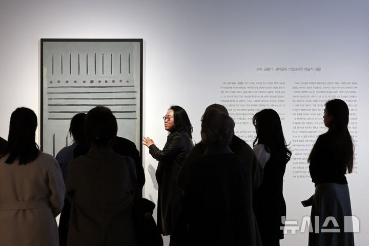 [서울=뉴시스] 박진희 기자 = 이보름 가나아트 전시 기획 총괄이 7일 서울 종로구 가나아트센터에서 열린 올해 첫 기획전 '김병기와 상파울로 비엔날레' 전시 작품 'Echo-1'(김환기 작가의 제8회 상파울로 비엔날레 출품작)을 설명하고 있다. 이번 전시는 작고한 태경 김병기(1916-2022)의 3주기를 기념하며, 그가 커미셔너이자 심사위원으로 활동했던 1965년 제8회 상파울로 비엔날레의 60주년을 맞아 한국 현대미술이 국제 무대에 본격적으로 진출했던 역사적 순간을 조명하는 뜻깊은 전시이다. 2025.03.07. pak7130@newsis.com