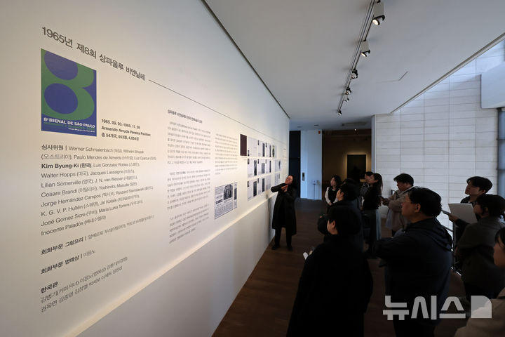 [서울=뉴시스] 박진희 기자 = 이보름 가나아트 전시 기획 총괄이 7일 서울 종로구 가나아트센터에서 열린 올해 첫 기획전 '김병기와 상파울로 비엔날레' 전시 작품 'Echo-1'(김환기 작가의 제8회 상파울로 비엔날레 출품작)을 설명하고 있다. 이번 전시는 작고한 태경 김병기(1916-2022)의 3주기를 기념하며, 그가 커미셔너이자 심사위원으로 활동했던 1965년 제8회 상파울로 비엔날레의 60주년을 맞아 한국 현대미술이 국제 무대에 본격적으로 진출했던 역사적 순간을 조명하는 뜻깊은 전시이다. 2025.03.07. pak7130@newsis.com