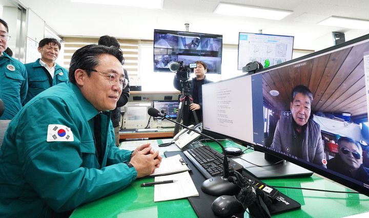 [서울=뉴시스] 강도형 해양수산부 장관이 7일 전북 군산 비응항에서 관계기관과 합동으로 서해 중부권 어선안전관리 상황을 점검하고 있다. (사진=해양수산부 제공) 2025.03.07. photo@newsis.com *재판매 및 DB 금지