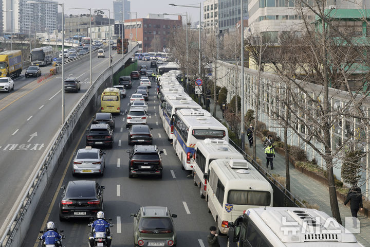 [서울=뉴시스] 최동준 기자 = 법원이 윤석열 대통령의 구속취소 청구를 인용한 7일 서울 용산구 한남동 대통령 관저 인근에 경찰차가 배치되고 있다. 2025.03.07. photocdj@newsis.com