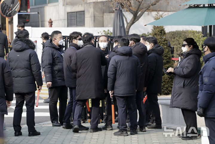 [서울=뉴시스] 최동준 기자 = 법원이 윤석열 대통령의 구속취소 청구를 인용한 7일 서울 용산구 한남동 대통령 관저 인근에 경호원들이 분주한 모습을 보이고 있다. 2025.03.07. photocdj@newsis.com