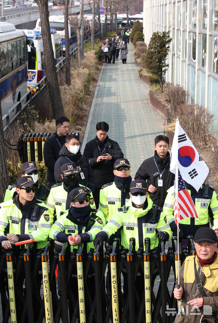 [서울=뉴시스] 김금보 기자 = 법원이 윤석열 대통령의 구속취소 청구를 인용한 7일 서울 용산구 한남동 대통령 관저 인근에 경찰이 경계근무를 서고 있다. 2025.03.07. kgb@newsis.com