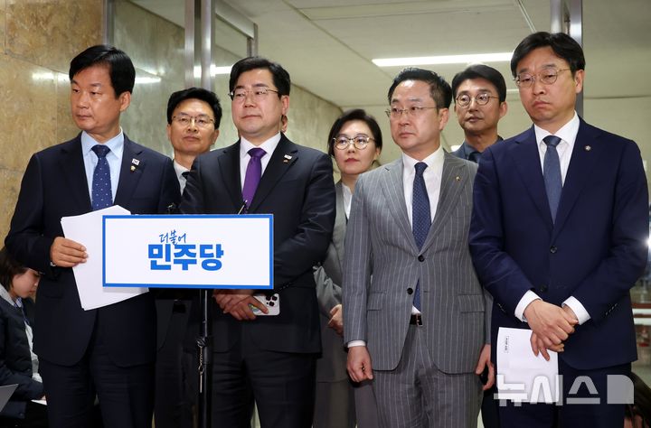 [서울=뉴시스] 조성봉 기자 = 박찬대 더불어민주당 원내대표가 7일 오후 서울 여의도 국회에서 '윤석열 대통령 구속 취소' 인용 관련 긴급 의원총회 도중 밖으로 나와 취재진의 질문을 듣고 있다. 왼쪽부터 박균택 의원, 박 원내대표, 박성준 원내수석부대표, 이용우 의원. 2025.03.07. suncho21@newsis.com