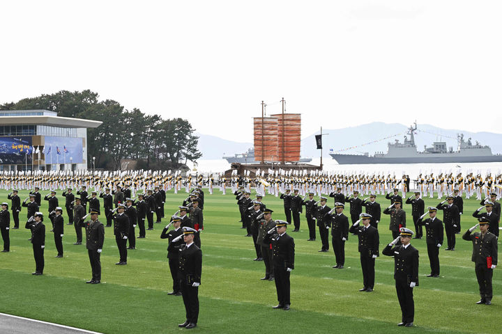[서울=뉴시스] 김진아 기자 = 7일 해군사관학교 연병장에서 거행된 제79기 해군사관생도 졸업 및 임관식에서 신임 장교들이 국기에 대한 경례를 하고 있다. (사진=해군 제공) 2025.03.07. photo@newsis.com *재판매 및 DB 금지