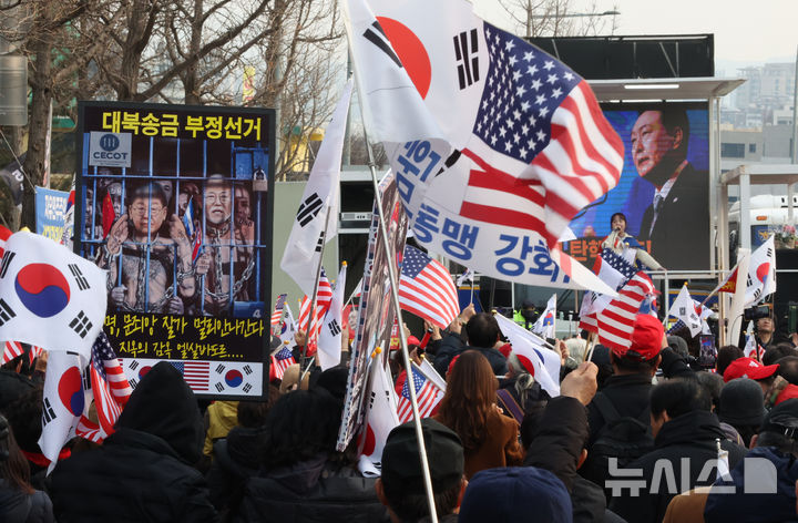 [서울=뉴시스] 김금보 기자 = 법원이 윤석열 대통령의 구속취소 청구를 인용한 7일 오후 서울 용산구 한남동 대통령 관저 앞에서 지지자들이 집회를 하고 있다. 2025.03.07. kgb@newsis.com